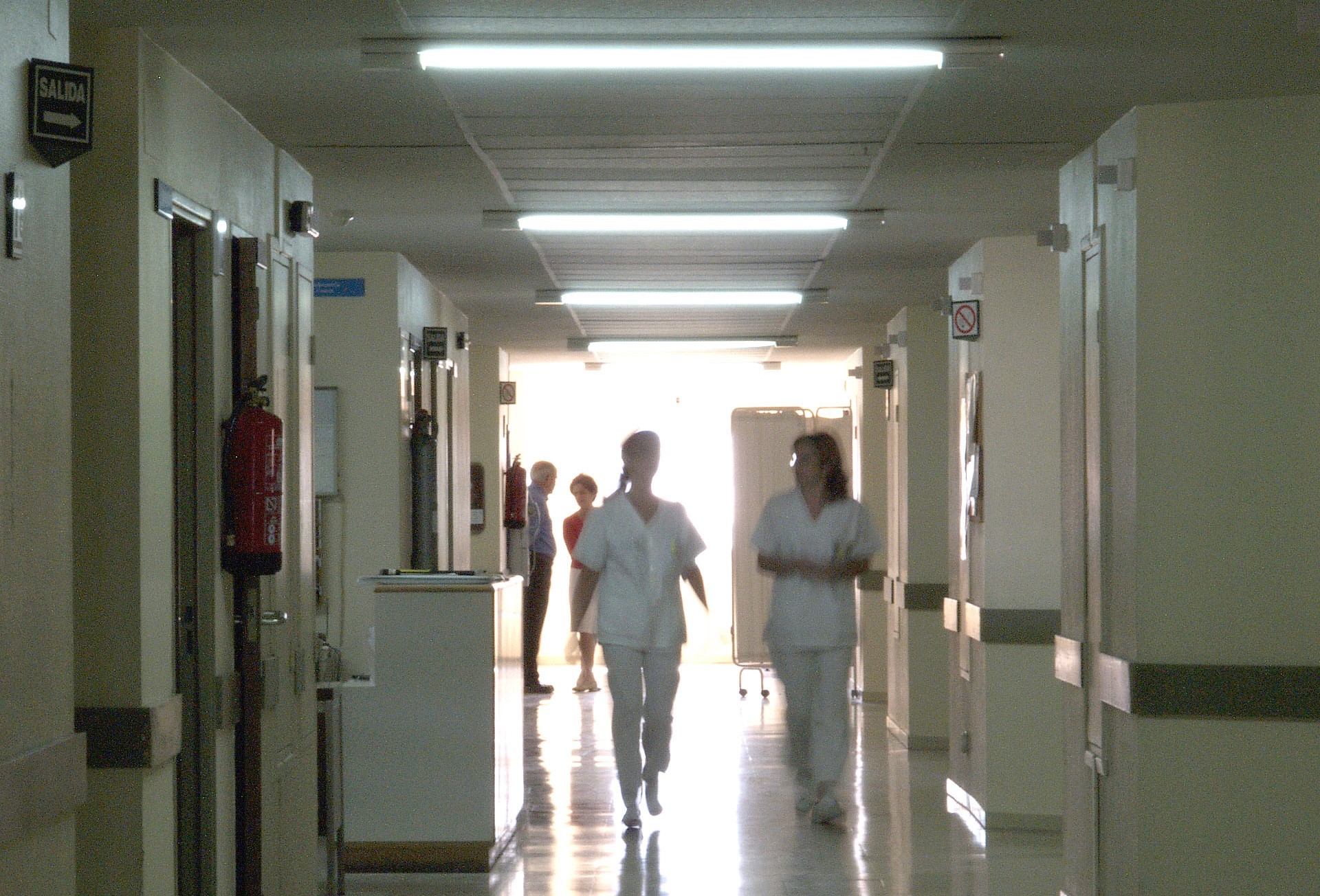 Enfermeras en pasillo de hospital